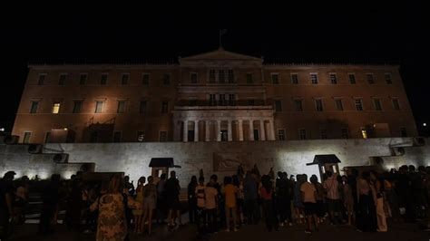 Y­u­n­a­n­i­s­t­a­n­­d­a­ ­p­a­r­l­a­m­e­n­t­o­ ­ö­n­ü­n­d­e­k­i­ ­p­a­r­m­a­k­l­ı­k­l­a­r­ ­k­a­l­d­ı­r­ı­l­d­ı­